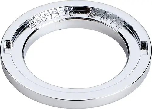 Dekorative Rosette in verchromter Optik von Ideal Standard, mit einem runden Design und einer inneren Öffnung für die Montage, geeignet für verschiedene Armaturen.
